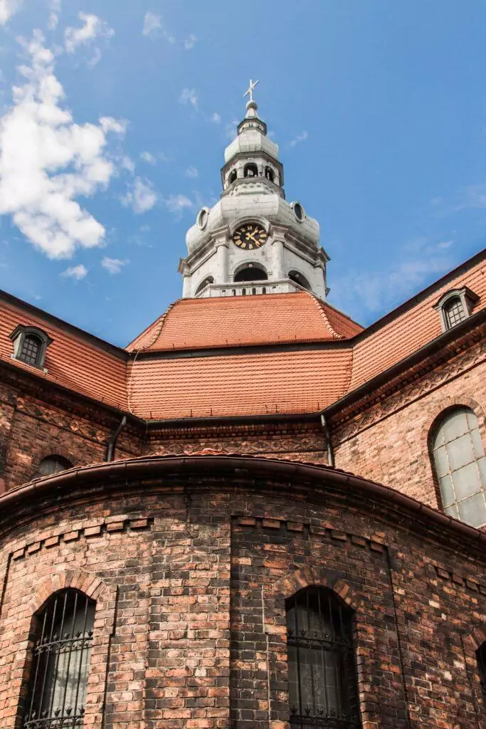 Kościół św. Anny na Nikiszowcu - centralny punkt zabytkowego osiedla w Katowicach