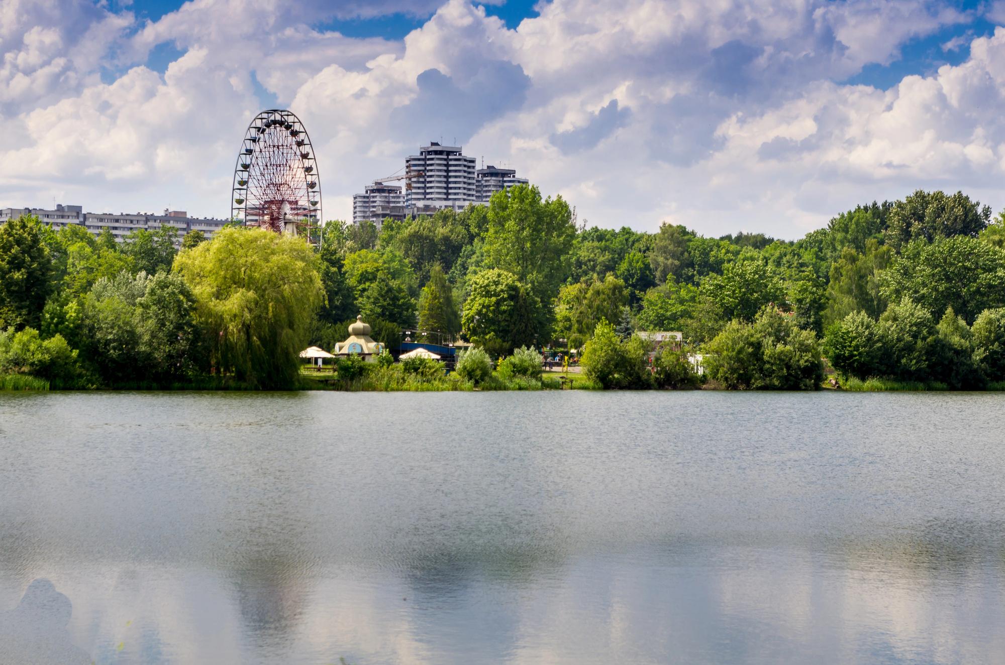 Park Śląski w pobliżu osiedla Tysiąclecia w Katowicach - zieleń i alejki spacerowe