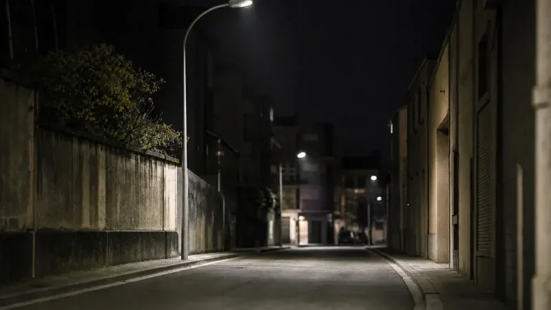 Ulica miejska nocą - zdjęcie ilustracyjne
