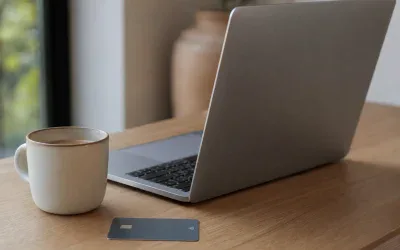 Laptop i karta płatnicza - zdjęcie ilustracyjne