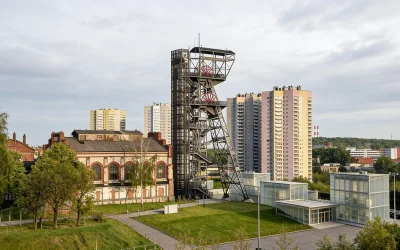 Muzeum Śląskie w Katowicach - wieża szybowa dawnej kopalni i szklane pawilony wejściowe muzeum