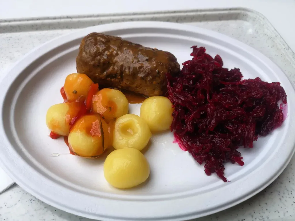 Rolada z kluskami śląskimi i modrą kapustą