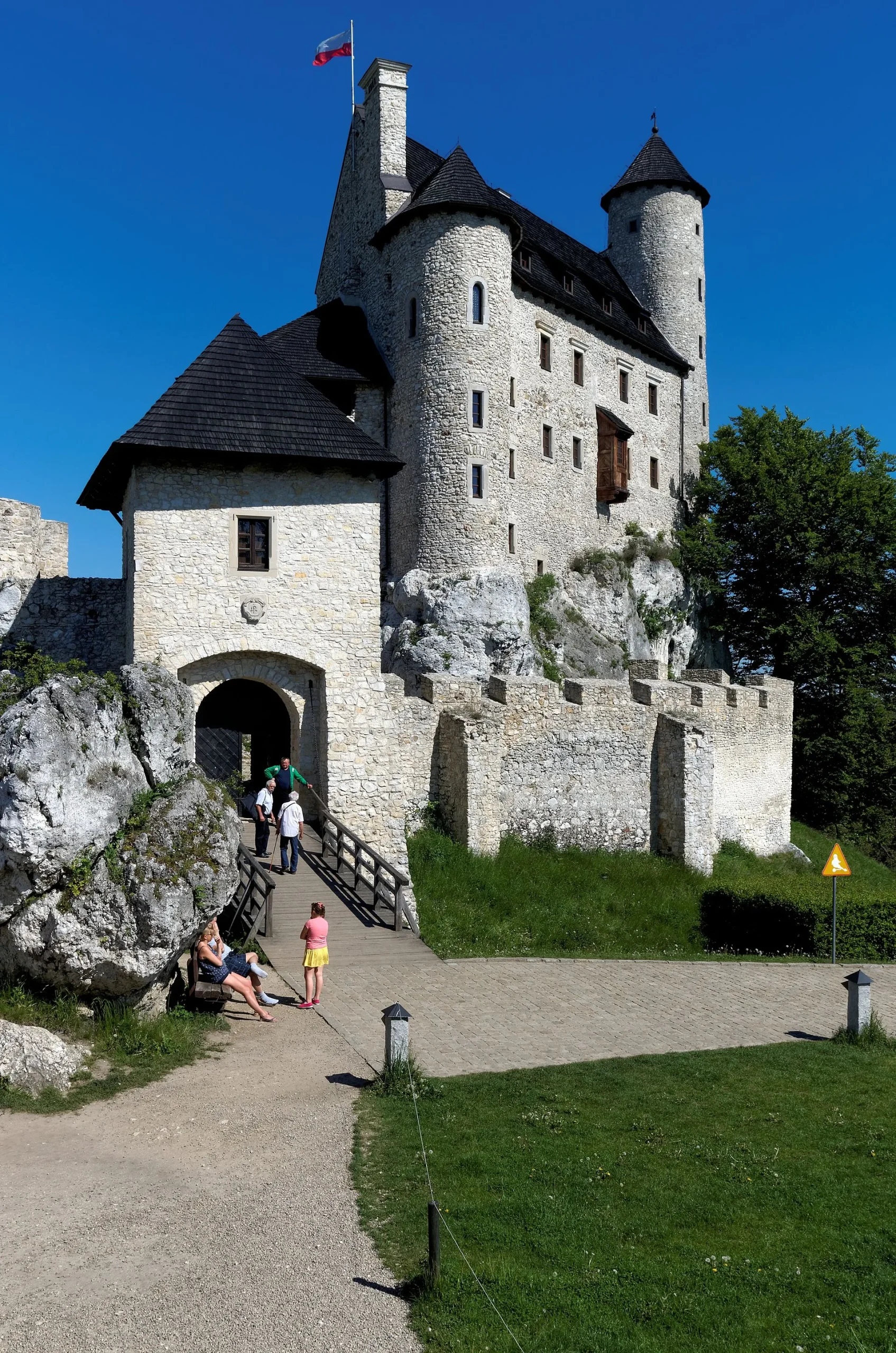 Zamek Bobolice — zrekonstruowana warownia