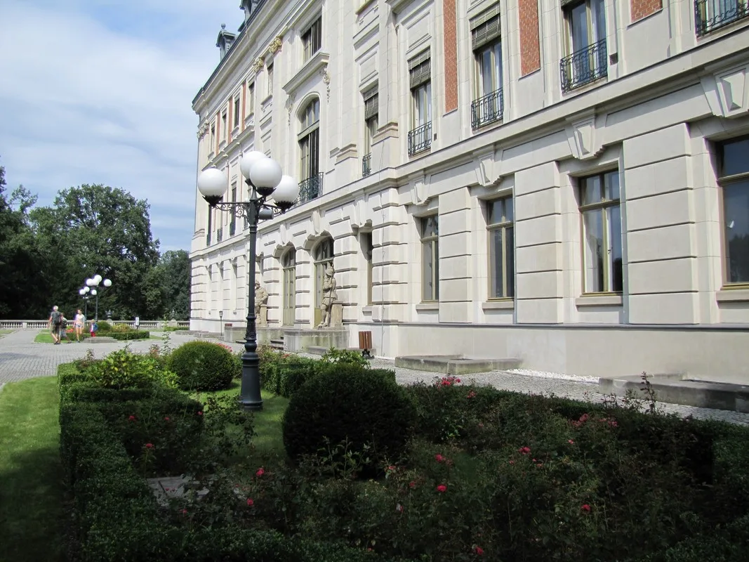 Ogród przy zamku w Pszczynie — widok od strony parku