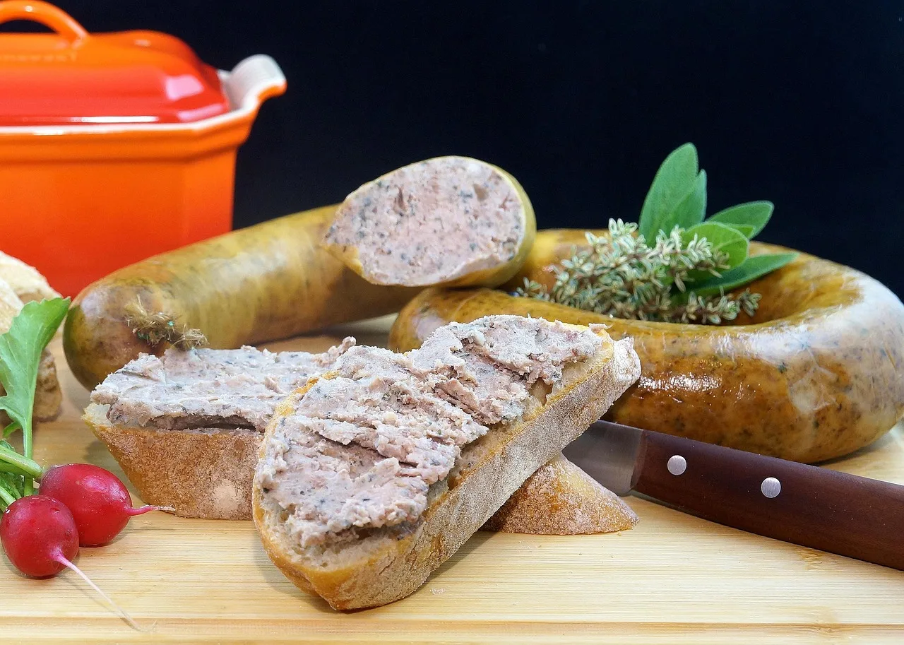 Składniki na krupnioka — kasza, wątroba, podgardle, przyprawy