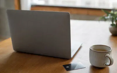Laptop i karta płatnicza - zdjęcie ilustracyjne