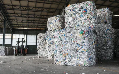 Bele sprasowanych tworzyw sztucznych w zakładzie recyklingu na Śląsku - recykling tworzyw Śląsk