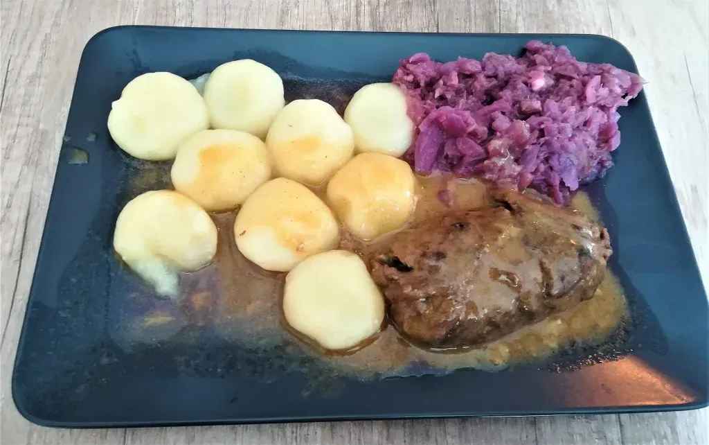 Rolada śląska z kluskami i modrą kapustą