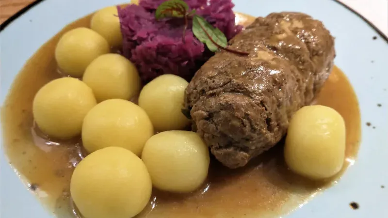 Rolada śląska z kluskami i modrą kapustą