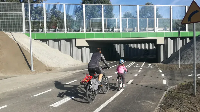 Rowerzyści na velostradzie w Jaworznie