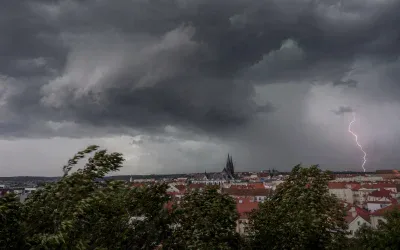 Burzowe chmury nad miastem, ostrzeżenie IMGW przed gradem i wichurą