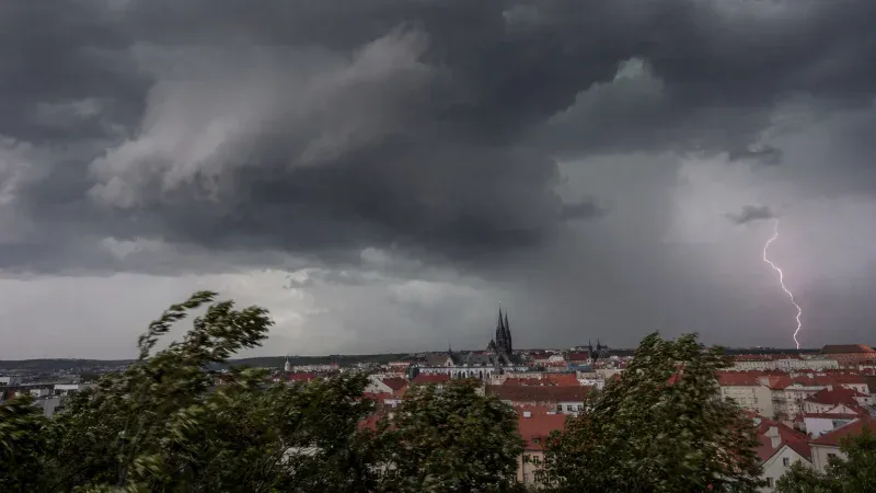 Burzowe chmury nad miastem, ostrzeżenie IMGW przed gradem i wichurą