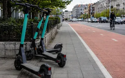 Hulajnogi elektryczne na chodniku w Tychach, przepisy i bezpieczeństwo