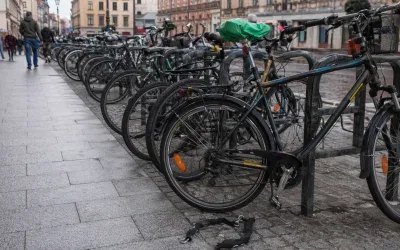 Rowery przy stojaku z przeciętą linką, kradzież rowerów w Katowicach