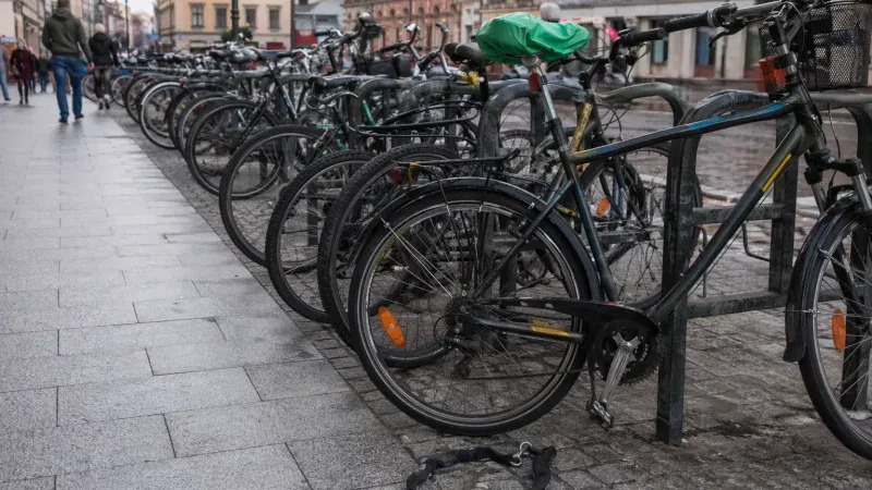 Rowery przy stojaku z przeciętą linką, kradzież rowerów w Katowicach