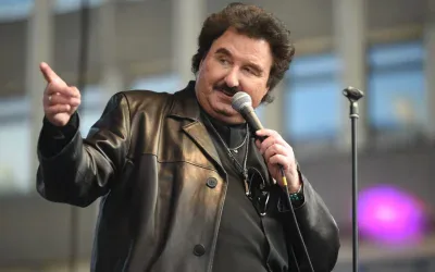 Krzysztof Krawczyk śpiewa na scenie