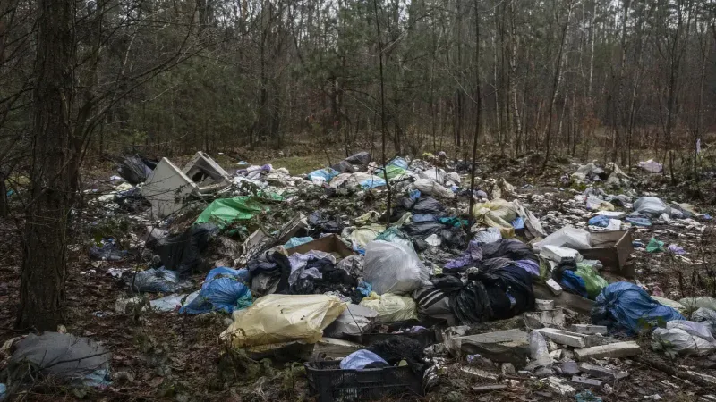 Nielegalne wysypisko śmieci w lesie, apel policji