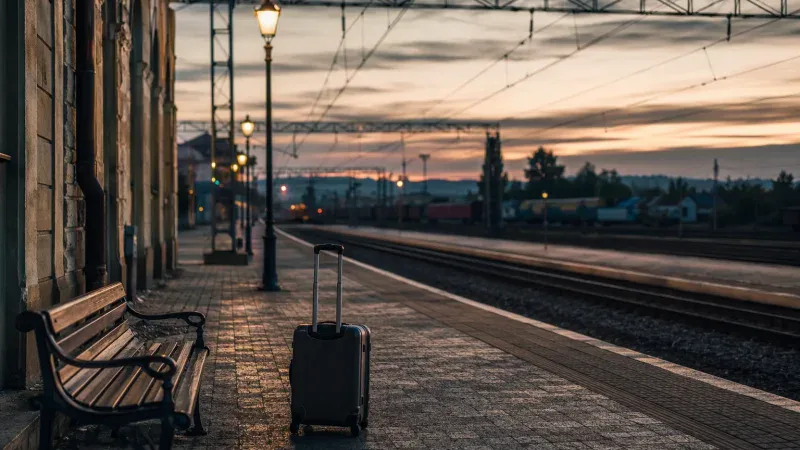 Peron dworca o zmierzchu, poszukiwania zaginionej za granicą