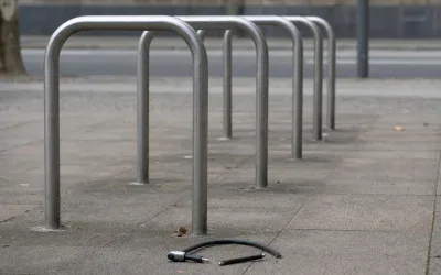 Stojak rowerowy z przeciętym zapięciem - zdjęcie ilustracyjne
