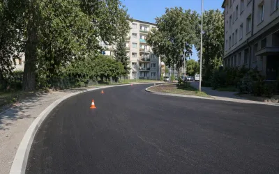 Nowo wyremontowana miejska droga z nowym asfaltem w Katowicach