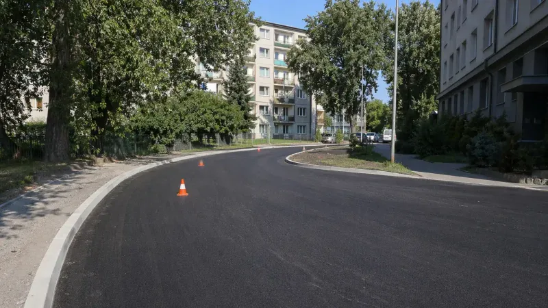 Nowo wyremontowana miejska droga z nowym asfaltem w Katowicach