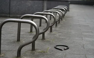 Stojak rowerowy z przeciętym zapięciem - zdjęcie ilustracyjne