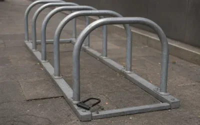 Stojak rowerowy z przeciętym zapięciem - zdjęcie ilustracyjne