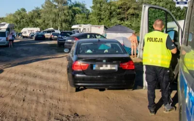 Pijany kierowca staranował 10 aut w Rzeczycach. Dramat na plaży