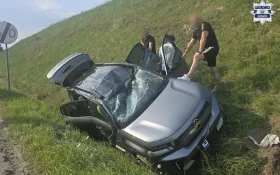 Policjanci poza służbą uratowali kierowców z rowu