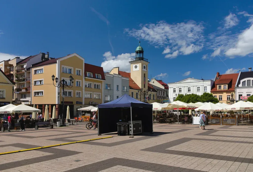 Rynek w Rybniku z ratuszem, w którym mieści się Muzeum im. o. Emila Drobnego