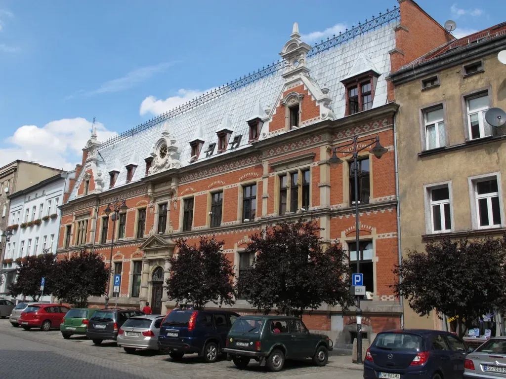 Ceglany budynek urzędu pracy w Gliwicach, dawna poczta